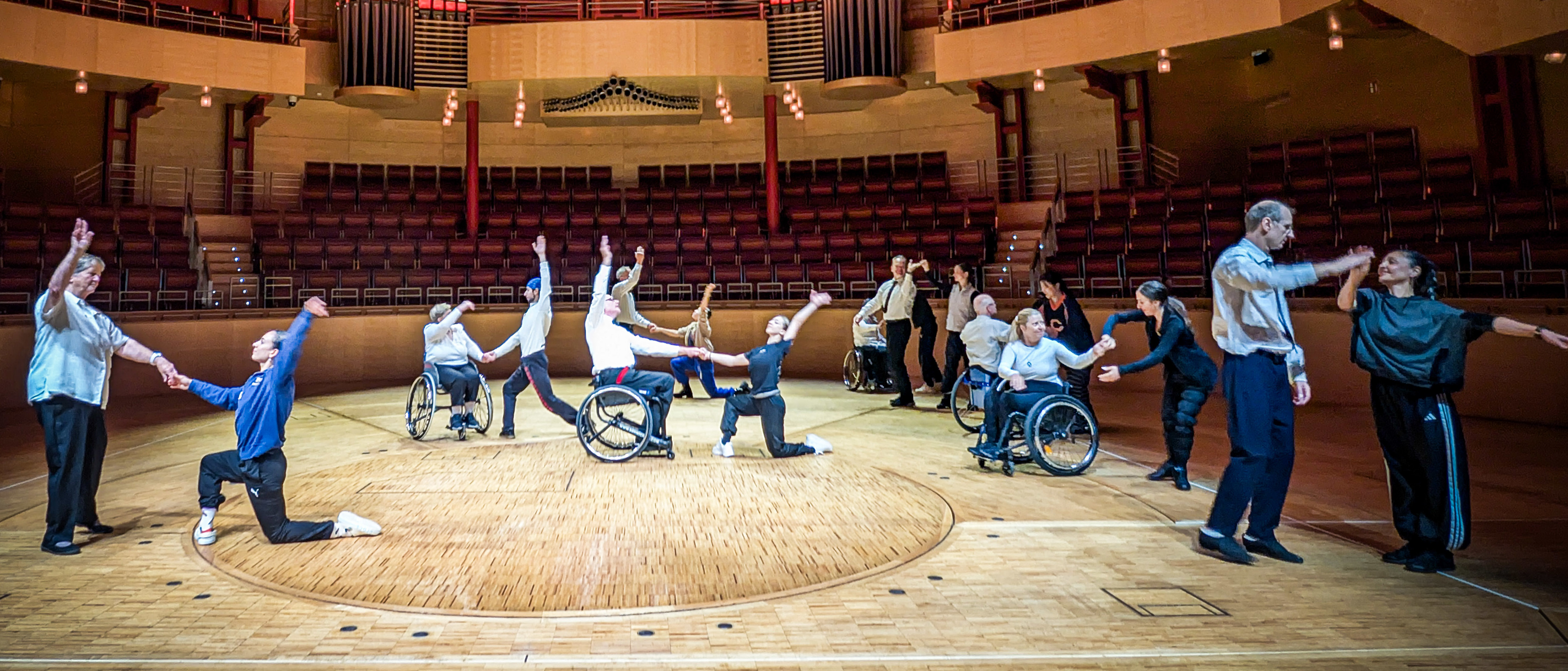Rollstuhltänzer*innen und Tänzer*innen der Aalto-Ballett-Compagnie