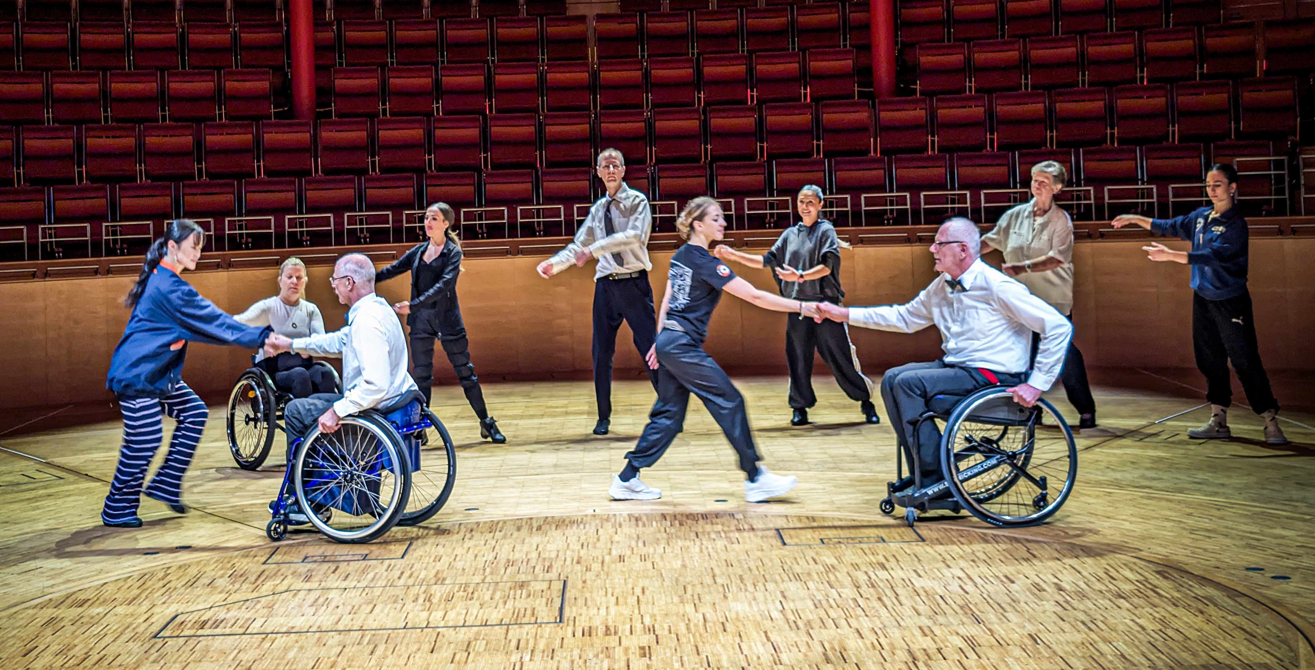 Rollstuhltänzer*innen und Tänzer*innen der Aalto-Ballett-Compagnie