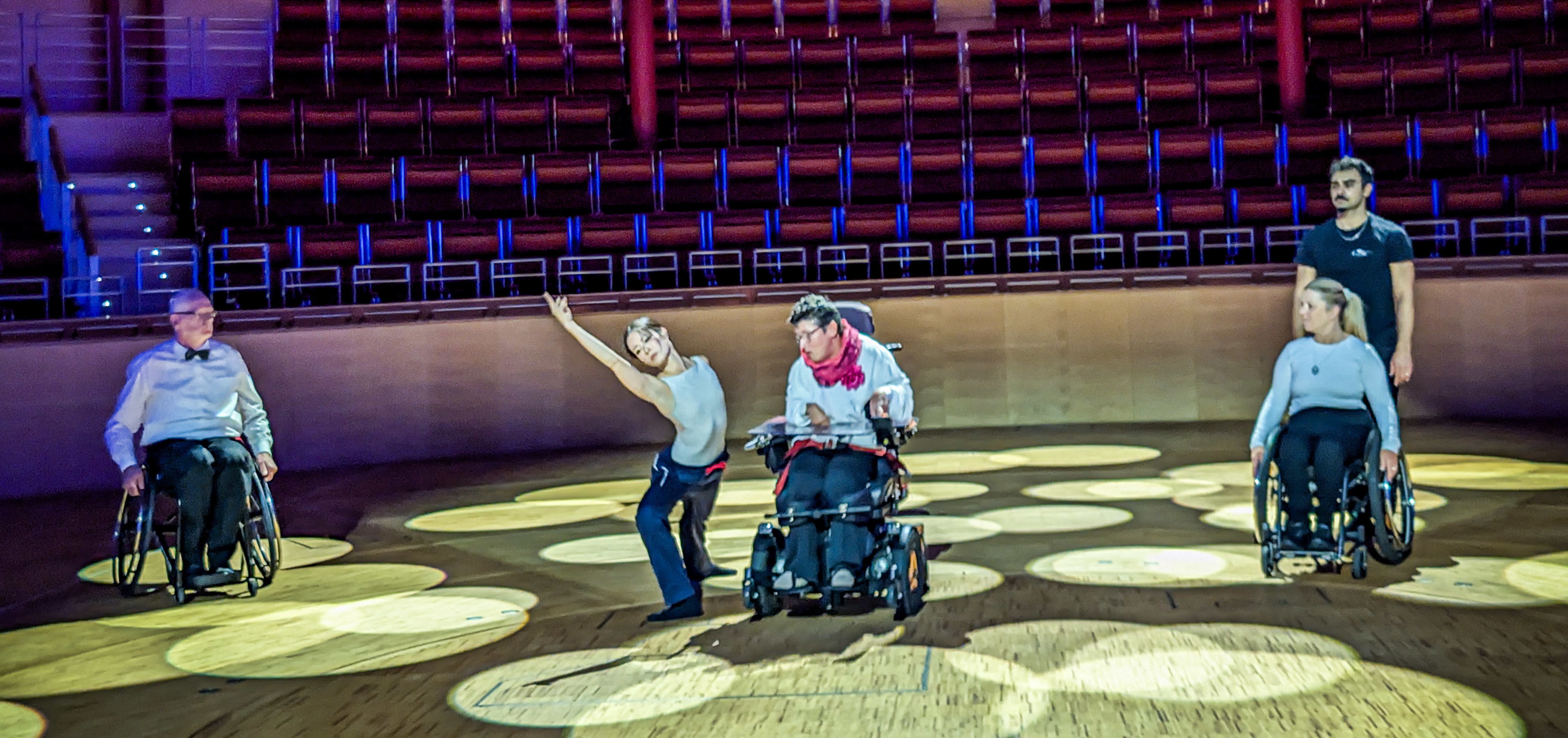 Rollstuhltänzer*innen und Tänzer*innen der Aalto-Ballett-Compagnie