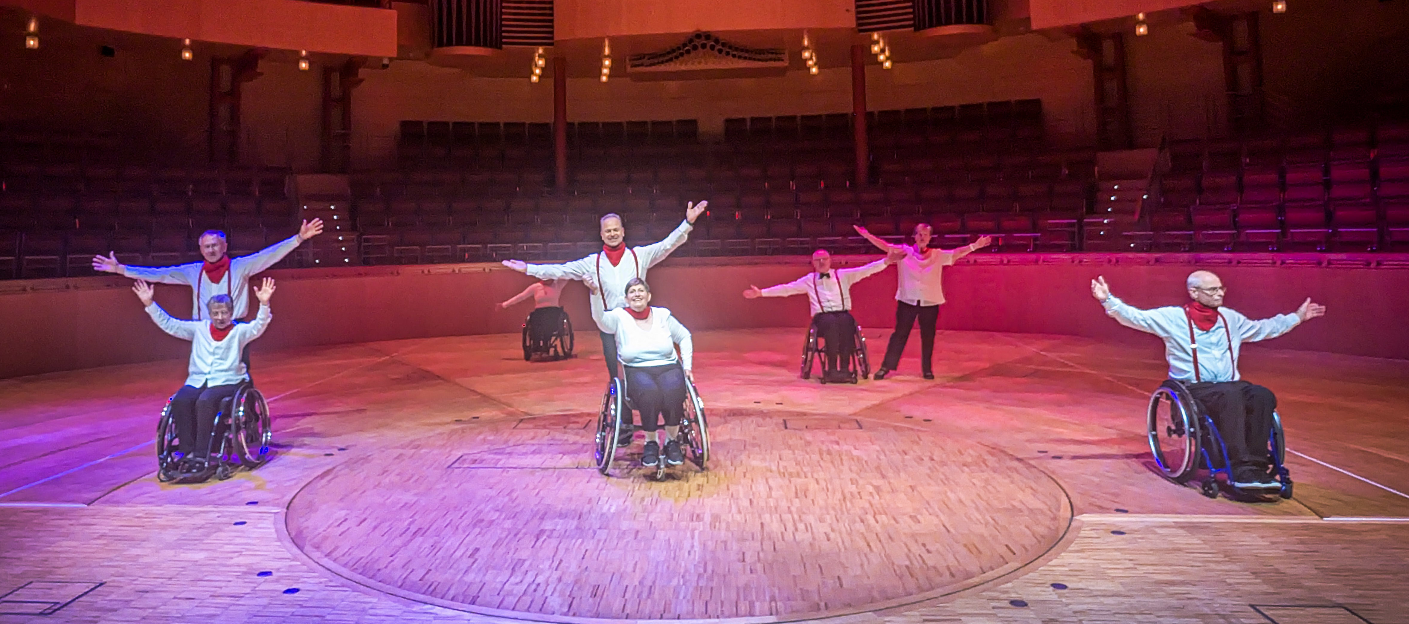 Rollstuhltänzer*innen und Tänzer*innen der Aalto-Ballett-Compagnie