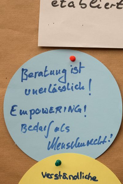 Notiz an der Pinwand: Beratung ist unerlässlich, Empowerment! Bedarf als Menschenrecht