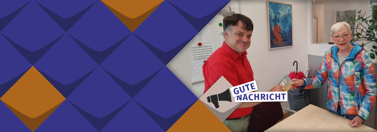 Christian Jurko, Mitarbeiter des KSL.Düsseldorf, übergibt einen Euroschlüssel an eine Dame in der Geschäftsstelle des KSL.Düsseldorf