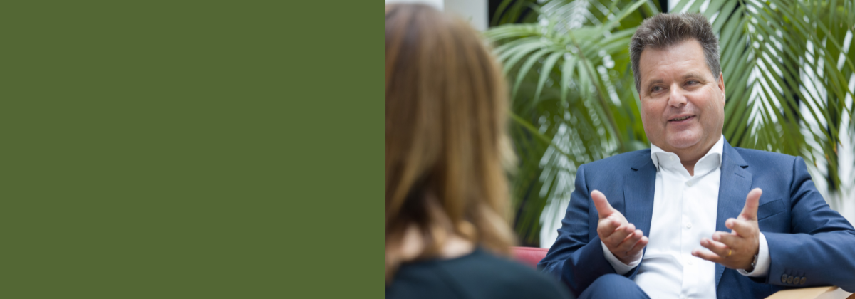 Jürgen Dusel im Gespräch; Bildquelle: Behindertenbeauftragter/Thomas Rafalzyk