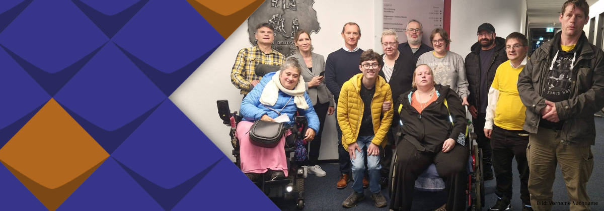 Teilnehmer*innen des Seminars mit Aneliya Parvanova-Kolova (Behindertenkoordinatorin der Stadt Solingen, 3. v. l.)  und Jörg Rodeike (Projektleiter KSL.Düsseldorf, 4. von links) im Rathaus der Stadt Solingen.