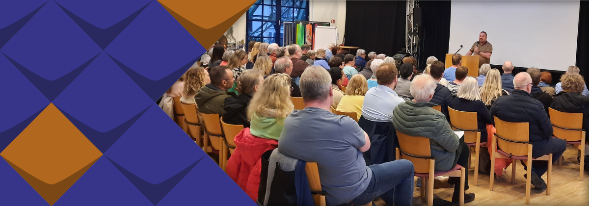 Rechtsanwalt Björn Jennert und rund 70 Zuhörer*innen in der Färberei in Wuppertal