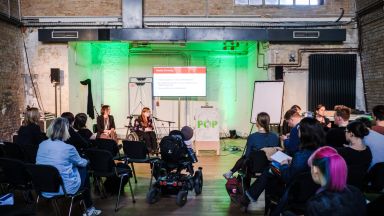 Gruppe verschiedener Menschen bei einer Veranstaltung