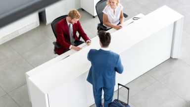 Zwei Personen sind am Infostand und informiert Besucher