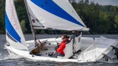 Ein Segelboot auf dem Wasser