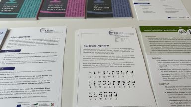 Bild des Infostands des KSL-MSi-NRW mit ausgelegtem Infomaterial