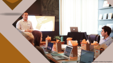 Mehrere Personen und ein Referent bei einer Schulung 