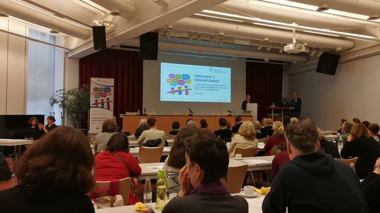 Bild vom Fachtag, Blick über die Teilnehmerinnen und Teilnehmer in Richtung Podium