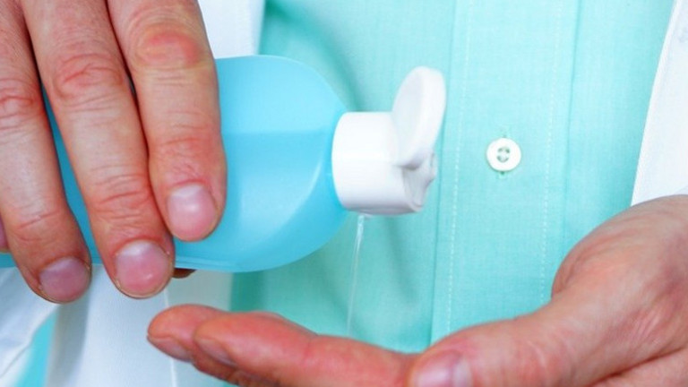 Eine Person desinfiziert sich die Hände