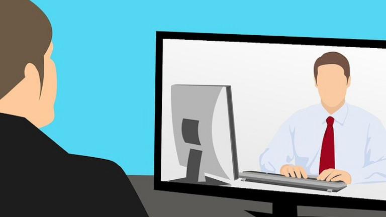 Das Bild zeigt eine Person vor einem Bildschirm.