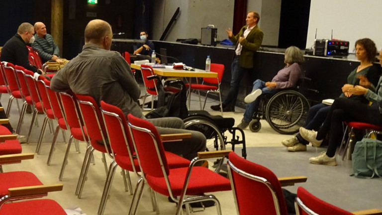 Das Bild zeigt Jörg Rodeike vom KSL Düsseldorf, Ellen Romberg-Hoffmann vom KSL Köln, zwei Gebärdensprachdolmetscherinnen, ein Schriftdolmetscher und einige Teilnehmer*innen es Seminars.
