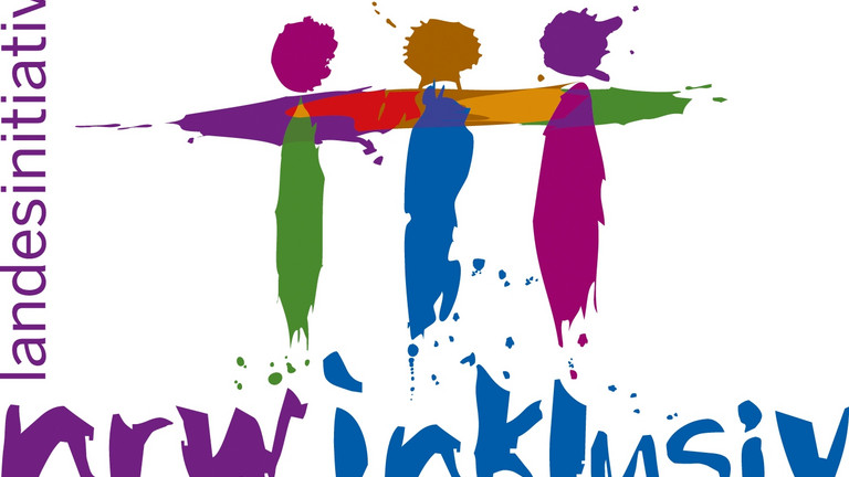 Logo der Landesinitiative NRW Inklusiv, links hochkant das Wort Landesinitiative, unten waagerecht die Wörter nrw inklusiv in verschiedenen Farben wie mit dem Pinsel gemalt, darüber drei mit Pinselstrichen stilisierte Menschen stehend, die Arme jeweils über die Schultern gelegt.