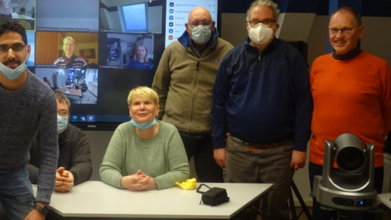 Zukünftige Mitglieder des Vereins "Politisch Selbstbestimmt Leben e.V." in der Geschäftsstelle des KSL Düsseldorf und online zugeschaltet