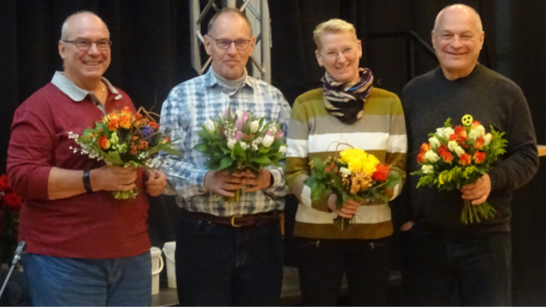 Vier Vorstandsmitglieder bei der konstituierenden Sitzung des Vereins "Politisch Selbstbestimmt Leben NRW": von links nach rechts: Gerhard Naschke (2. stellvertretender Vorsitzender), Wolfgang Bennewitz (Vorsitzender), Antje Baukhage (1. stellvertretende Vorsitzende), Emanuel Stadler (Schatzmeister)