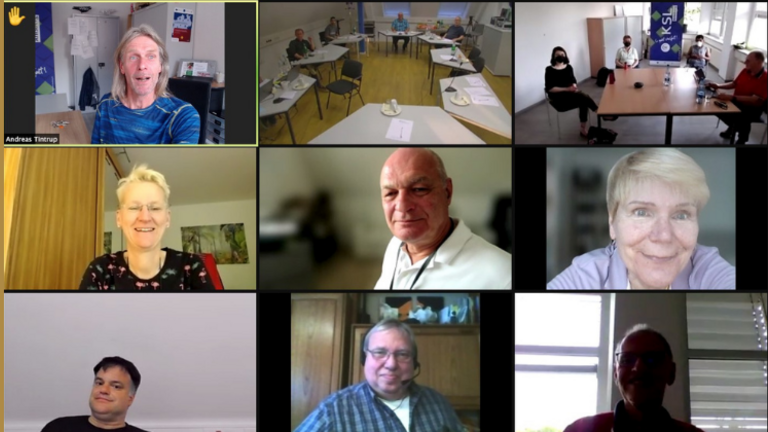 Teilnehmer*innen der Arbeitssitzung des Vereins "Politisch Selbstbestimmt Leben NRW" per Videokonferenz und in der Geschäftsstelle des KSL Düsseldorf