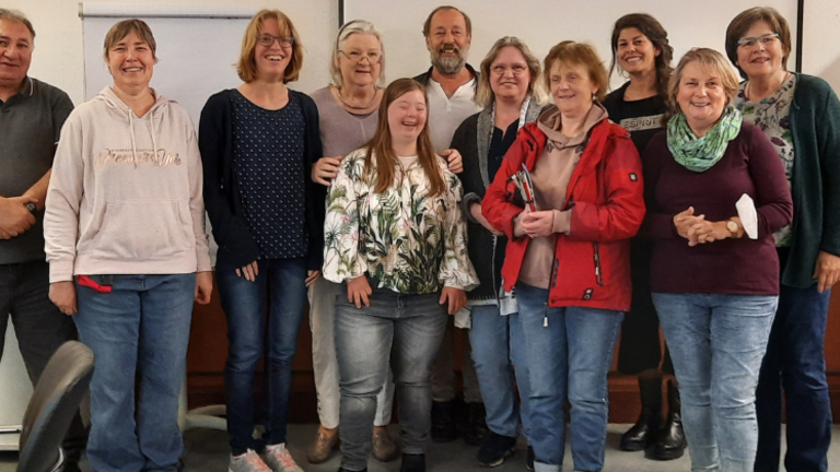 vordere Reihe (von links nach rechts): Sami Celik, TEV Ratingen; Nicole Jentzsch; Nicola Poßberg; Hannah Rennecke, Marion Höltermann, Manuela Holtum-Biesecker;  hintere Reihe (von links nach rechts): Helli-Brigitte Kuklick; Arno Gobbetto; Christine Quandt; Christina Hundeshagen; Karin Keune, EUTB Vibra e.V.