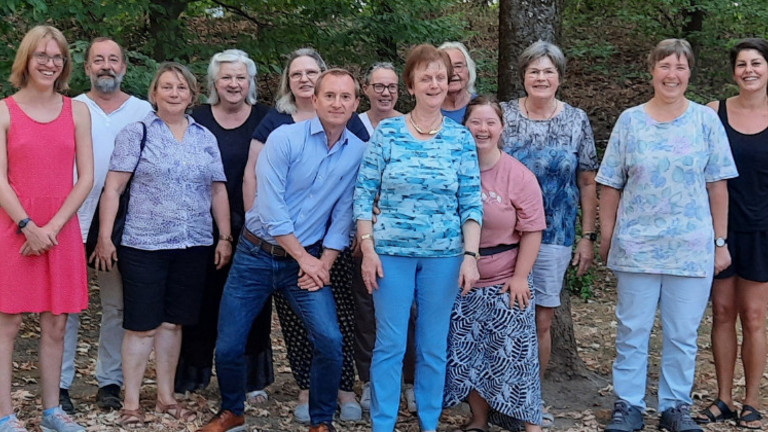 Mitglieder Aktionsgemeinschaft für Behinderte in Ratingen e.V.; unter anderem mit Sami Celik, Lotse des KSL Düsseldorf (links), Jörg Rodeike, Referent für politische Partizipation beim KSL Düsseldorf (7. von links), Marion Höltermann, Lotsin des KSL Düsseldorf (7. von rechts) und Karina Keune, Vorsitzende der Aktionsgemeinschaft (4. von rechts)