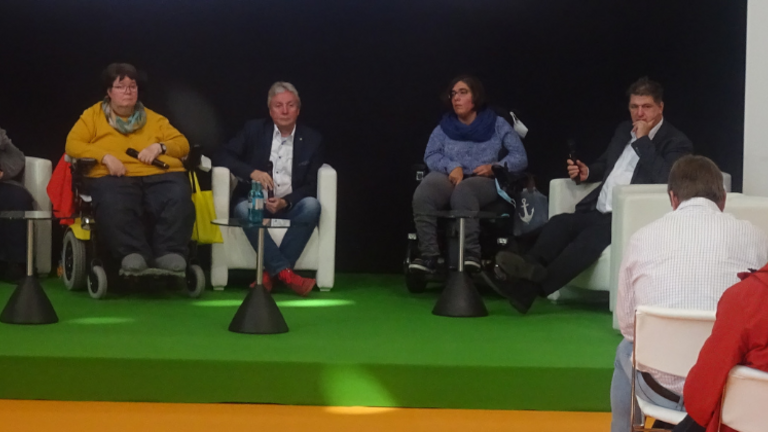 Auf dem Podium von links nach rechts: Karin Hammermann (Mitarbeiterin Koordinierungsstelle der KSL.NRW), Assistentin, Tanja Triebel (Assistenznehmerin), Jürgen Langenbucher (Themenverantwortlicher für das Persönliche Budget beim LVR), Isabell Rosenberg (Assistenznehmerin, Mitarbeiterin EUTB Krefeld und ibk kubia), Tobias Fischer (Jurist KSL Düsseldorf); Moderation: Iris Colsman (Leiterin KSL Düsseldorf)