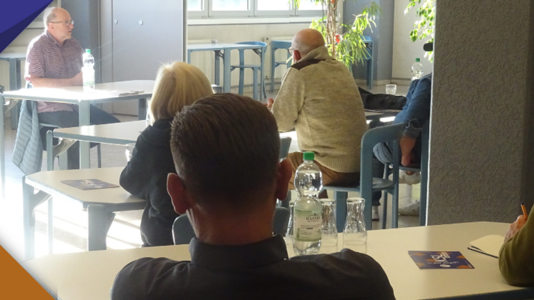 Rechtsanwalt Norbert Bonk (vorne links) und Teilnehmer*innen der Veranstaltung "Testamentarische Absicherung behinderter Kinder" in Langenfeld