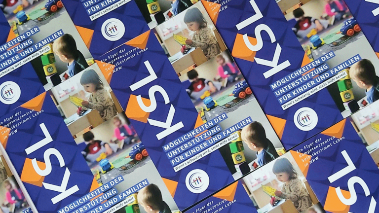 Team des KSL Düsseldorf; links im uigurischen Restaurant, rechts im Escape-Room