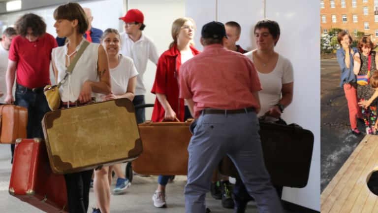 Schauspielszenen: Personen mit Koffern und vor einem Loch (Foto: Theaterwerkstatt Bethel, Matthias Gräßlin)