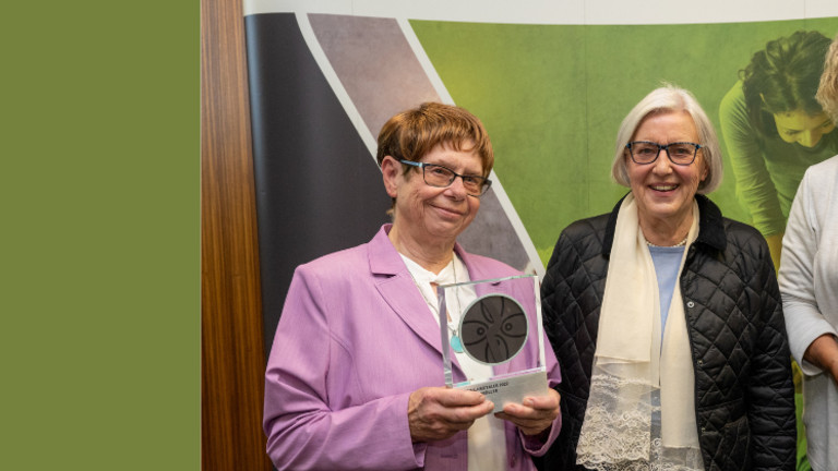 von links nach rechts: Preisträgerin Brigitte Müller aus Remscheid, Ursula Mahler, stellvertretende Vorsitzende der Landschaftsversammlung Rheinland, Preisträgerin Iris Colsman (Foto: Uwe Weiser)