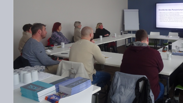 Teilnehmer*innen der Schulung zum Persönlichen Budget mit Referent Tobias Fischer (Jurist des KSL Düsseldorf) im Hotel Neues Pastorat in Heiligenhaus