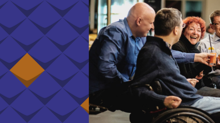 Mehrere Personen sitzen in fröhlicher Atmosphäre um einen Tisch. Foto: Andi Weiland I Gesellschaftsbilder.de