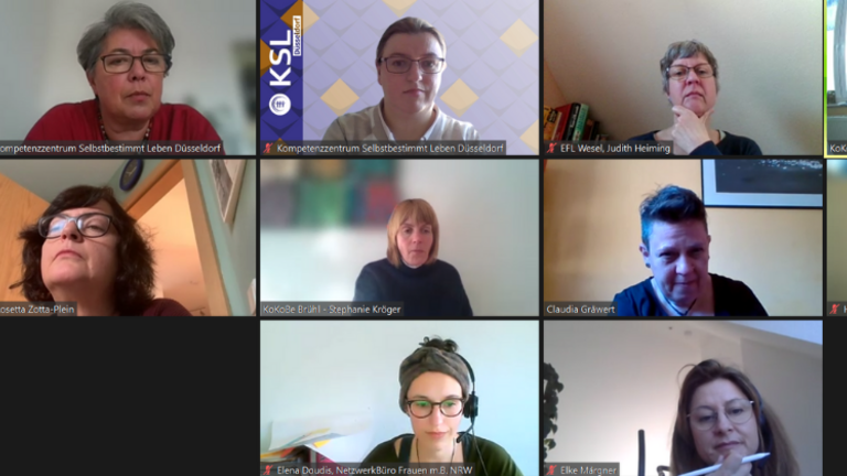Zehn Teilnehmer*innen des Netzwerktreffens "Psychologische Beratung für erwachsene Menschen mit anderen Lernmöglichkeiten" online per Zoom. Links oben: Ellen Dieball, Mitarbeiterin vom KSL Düsseldorf