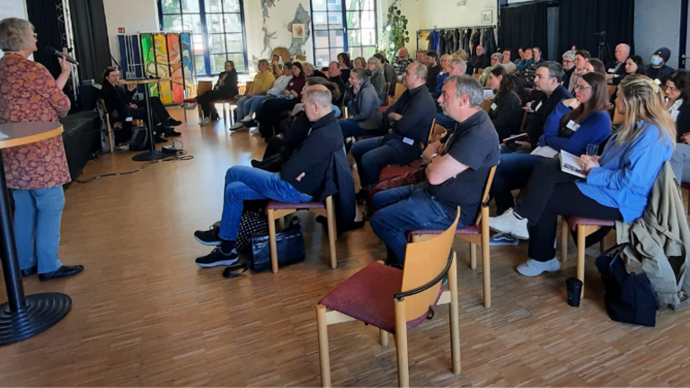 Teilnehmer*innen des Fachtages "Flucht und Behinderung" in der Färberei Wuppertal; vorne: Iris Colsman, stellvertretende Leiterin des KSL Düsseldorf