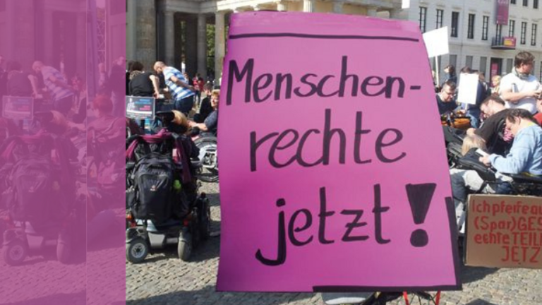 Foto: Ein Transparent mit der Aufschrift Menschenrechte jetzt. Quelle: Brigitte Faber