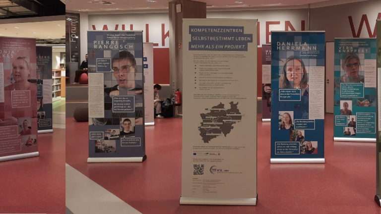 Mehrere Elemente der Ausstellung zum Persönlichen Budget in der Zentralbibliothek Düsseldorf