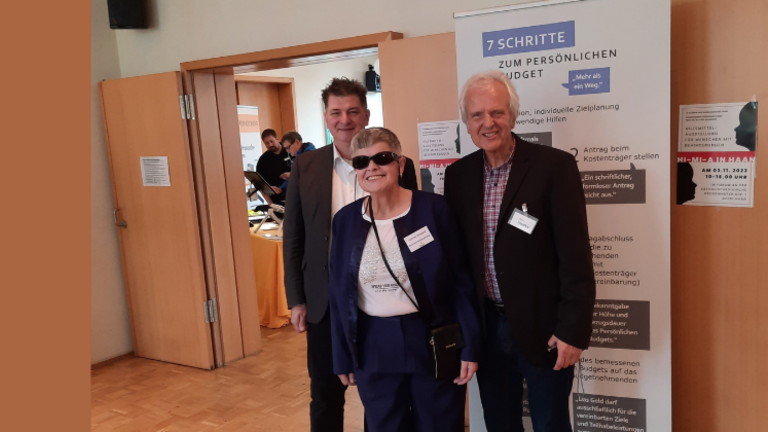 von links nach rechts: Tobias Fischer, Jurist des KSL.Düsseldorf, Gabriele Bongard und Dieter Smolka, ehrenamtliche Behindertenbeauftragte der Stadt Haan; im Hintergrund: ein Element der Ausstellung zum Persönlichen Budget