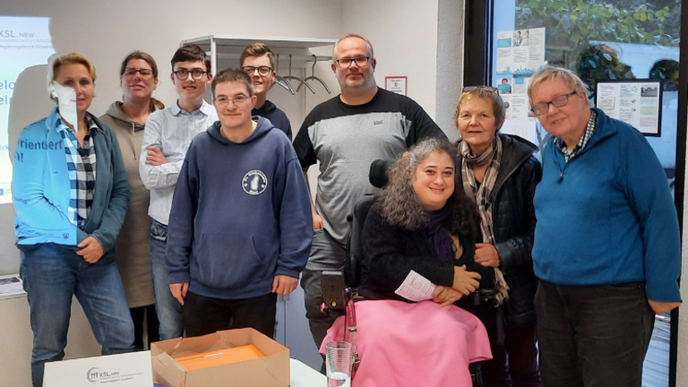 Neun Teilnehmer*innen des Seminars "Mutiger und zielorientiert politisch handeln"