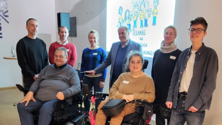 Akteur*innen beim Aktionstag in Solingen, unter anderem Jörg Rodeike, Projektleiter des KSL.Düsseldorf (hintere Reihe, 2.v.l.) und Aldona Gonzalez Thimm, Behindertenkoordinatorin von Solingen (3.v.l.)