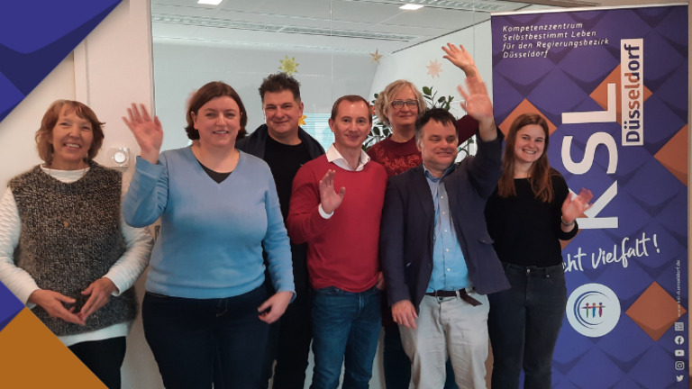 Team des KSL.Düsseldorf (von links nach rechts): Margarethe Usher (Reinigung und Pflege der Geschäftsstelle), Susanne Schulte-Mausbeck (Öffentlichkeitsarbeit), Tobias Fischer (Juristische Fragen & Persönliches Budget), Jörg Rodeike (Projektleiter, Politische Partizipation), Iris Colsman (stellvertretende Projektleiterin, Inklusive Kultur), Christian Jurko (Verwaltung & Digitale Kommunikation), Kathrin Back (Mitarbeiterin für Verwaltung)