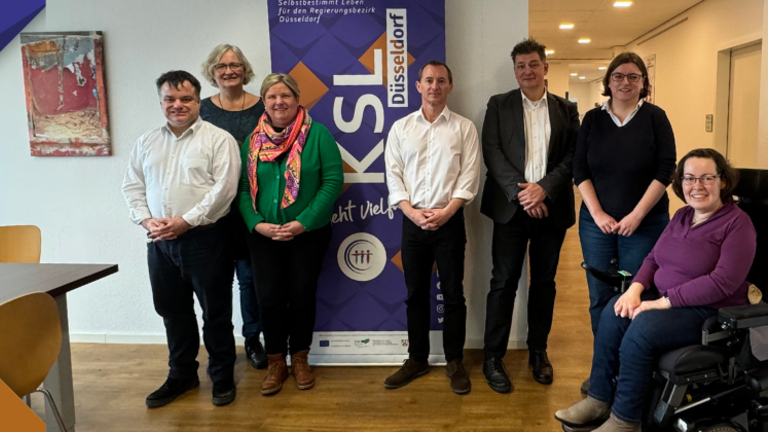 von links nach rechts: Christian Jurko (Verwaltung & Digitale Kommunikation), Iris Colsman (stellvertretende Projektleiterin, Inklusive Kultur), Claudia Middendorf (Beauftragte der Landesregierung für Menschen mit Behinderung sowie für Patientinnen und Patienten in Nordrhein-Westfalen), Jörg Rodeike (Projektleiter, Politische Partizipation), Tobias Fischer (Juristische Fragen), Susanne Schulte-Mausbeck (Öffentlichkeitsarbeit), Katja Fellenberg (Persönliches Budget)