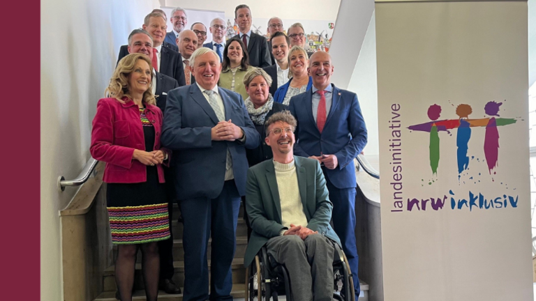 Unterzeichner der Inklusionsinitiative, u.a. mit Minister Laumann (vorne)