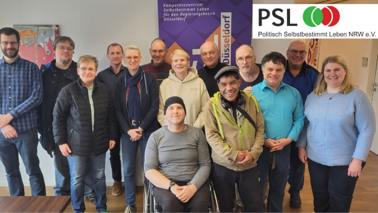 Mitglieder des Vereins Politisch Selbstbestimmt Leben, u.a. mit dem Vorsitzenden Wolfgang Bennewitz (6.v.l.), der 1. stv. Vorsitzenden Antje Baukhage (5. v. l.) und dem neu gewählten 2. stv. Vorsitzenden Adrian Dworak (vorne)