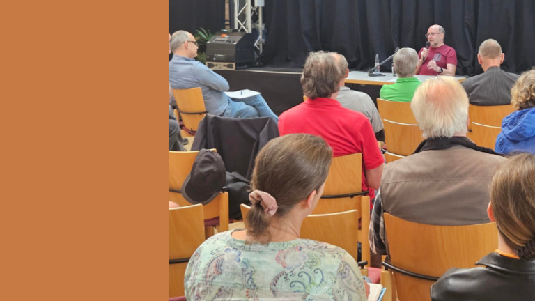 Rechtsanwalt Norbert Bonk (vorne) und Teilnehmer*innen des Vortrages in der Färberei Wuppertal