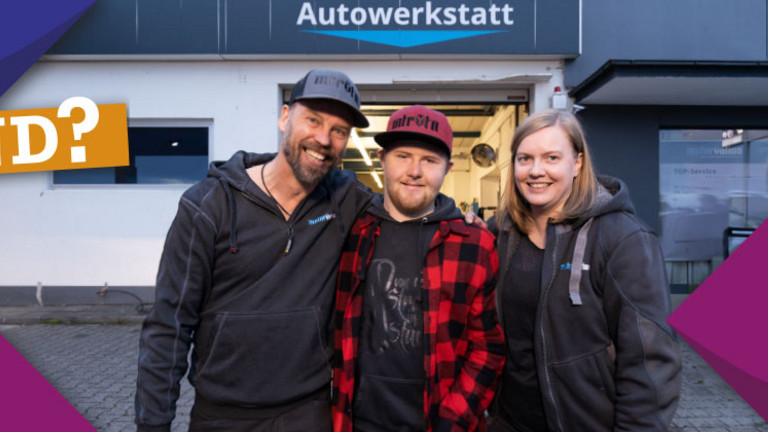 Rechts: Ein Foto von drei Personen vor einer Autowerkstatt.  Links: KSL Kacheln.