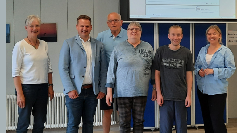 v.l.n.r. Heike Kemper (Fachbereichsleitung Soziales, Integration und Wohnen), Rainer Benien (Kultur-, Sport- und Sozialdezernent), Friedhelm Heinzen (ehrenamtlicher Behindertenbeauftragter), Frau Blum, Heiko Spieckermann und Lotte Goldschmidtböing (Integrationsbeauftragte)