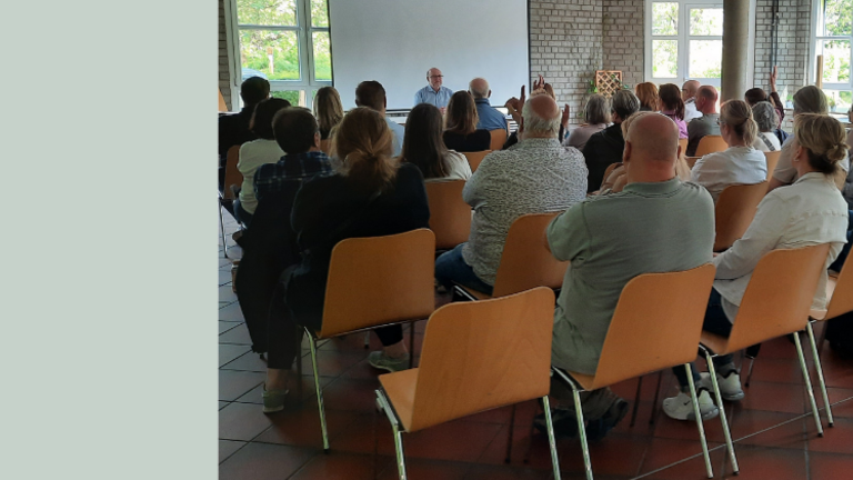Teilnehmer*innen des Vortrages zum Behindertentestament am 6. Juni 2024 in Velbert; vorne: Rechtsanwalt Norbert Bonk