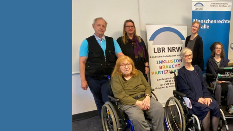 Gruppenfoto des neuen Vorstands des Landesbehindertenrats NRW, Hintere Reihe von links nach rechts: Helmut Etzkorn, Doris Langenkamp, Jeanette Severin, Kathrin Lemler (stellvertretende Vorsitzende), Peter Gabor (Vorsitzender), Karl Heinz Hoffmann, Vordere Reihe von links nach rechts: Gertrud Servos, Brigitte Piepenbreier, Maher Seger