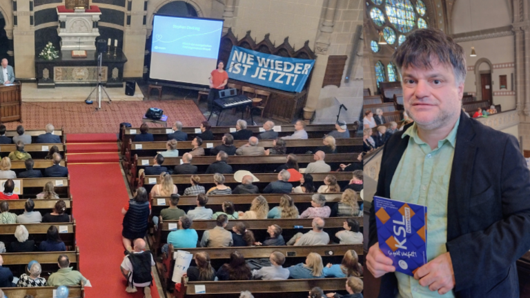 Solidaritätskundgebung in der Hauptkirche Mönchengaldbach-Rheydt; rechts: Christian Jurko vom KSL.Düsseldorf