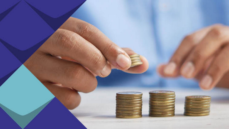 links: bunte KSL-Kacheln, rechts zwei Hände die Münzen stapeln