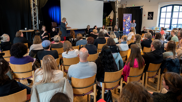Teilnehmer*innen des Fachtages "Eltern mit Behinderung" in der Färberei Wuppertal